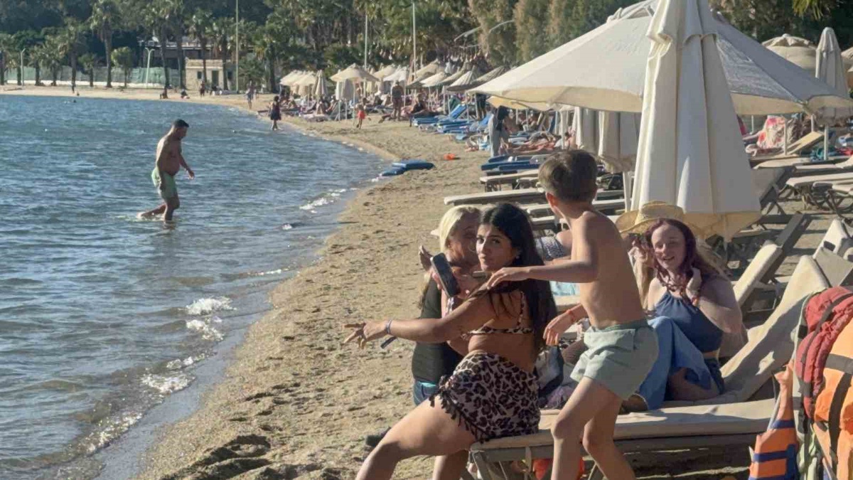 Bodrum'da hava 32 dereceyi görünce turistler sahillerde denize girdi