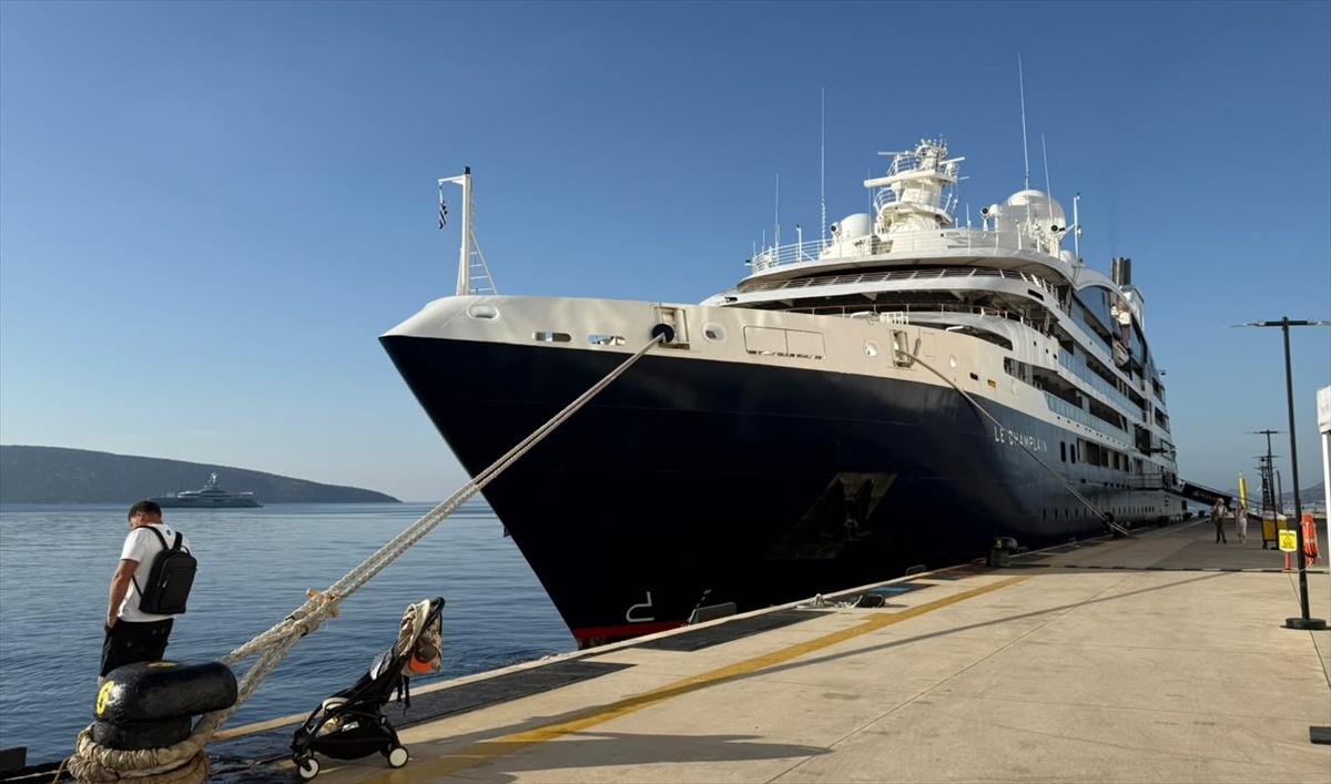 Bodrum Limanı'na yanaşan 3 kruvaziyer ilçeye 650 yolcu getirdi