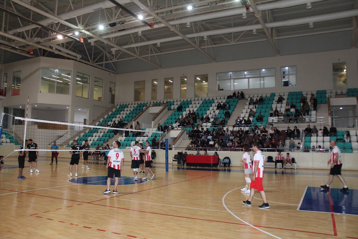 Boyabat'ta kamu kurumları voleybol turnuvasını Emniyet Müdürlüğü kazandı