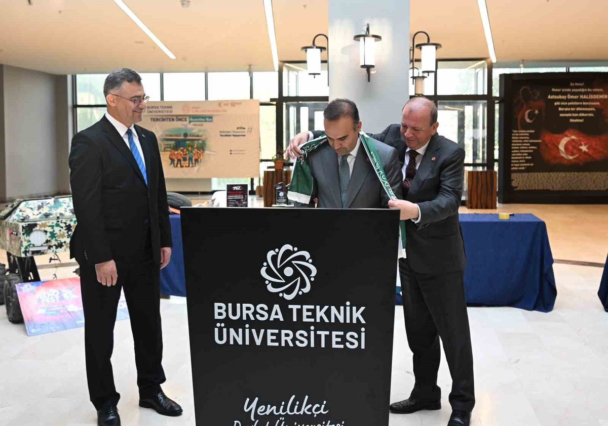 BTSO Başkanı Özer Matlı'dan Bakan Mehmet Fatih Kacır'a Bursaspor atkısı