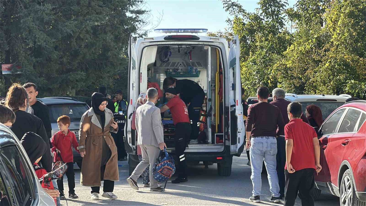Burdur'da okul çıkışı 8 yaşındaki çocuğa otomobil çarptı, çocuk hastaneye kaldırıldı