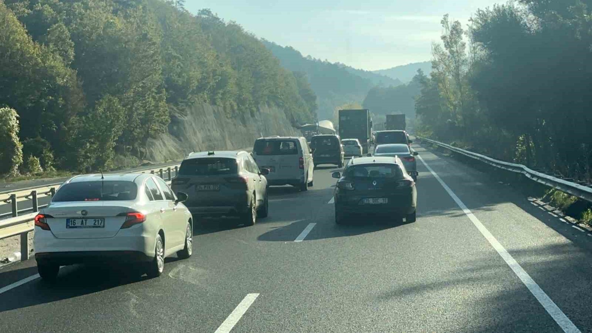 Bursa-Ankara karayolunda türbin kanadı taşıyan tırlar için trafik kesildi
