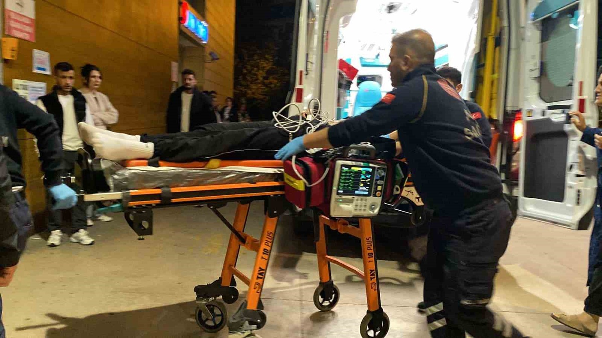 Bursa İnegöl'de balkondan 7 metreden kaldırıma düşen 15 yaşındaki çocuk ağır yaralandı