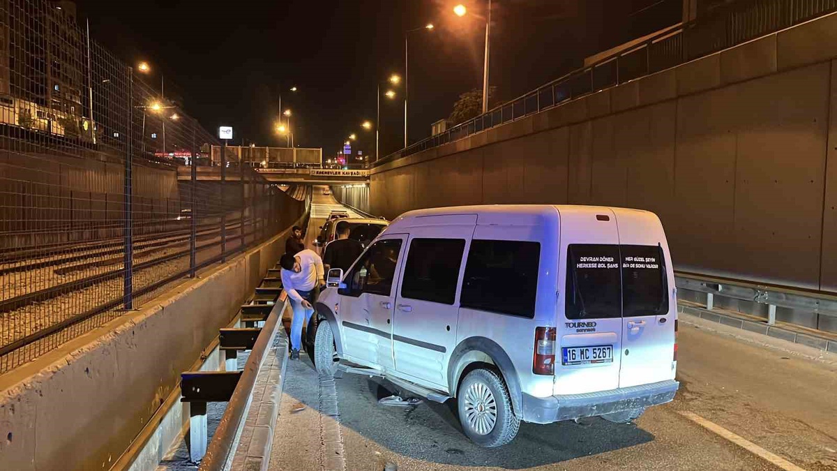 Bursa Yıldırım'da otomobile çarpan ehliyetsiz motosiklet sürücüsü yaralandı