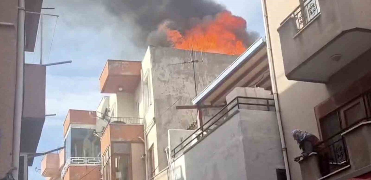 Çanakkale'de 3 katlı binanın çatısında çıkan yangın itfaiye ekiplerince söndürüldü