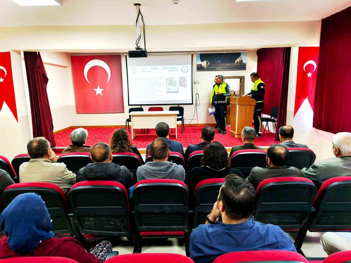 Çemişgezek'te okul servis şoförleri ve müdürlerine trafik güvenliği eğitimi verildi