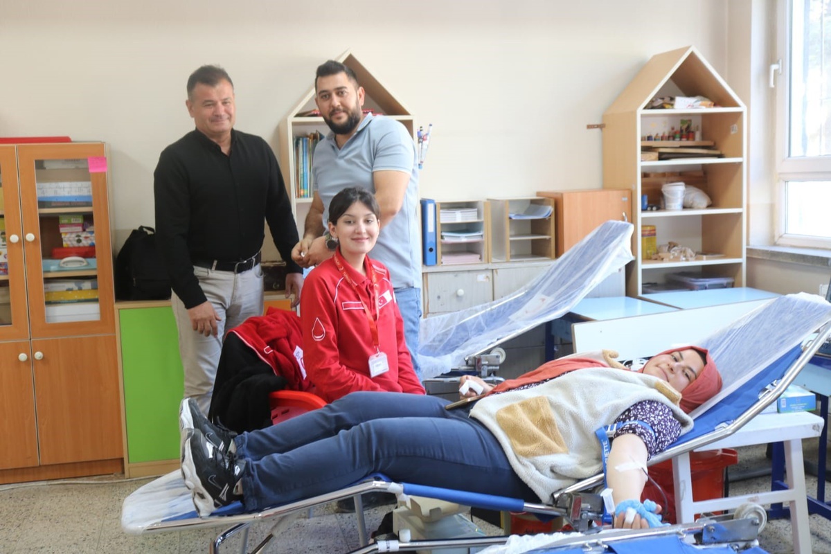 Çivril'de İsmail Özcan İlkokulu velileri bir günde 100 ünite kan bağışladı