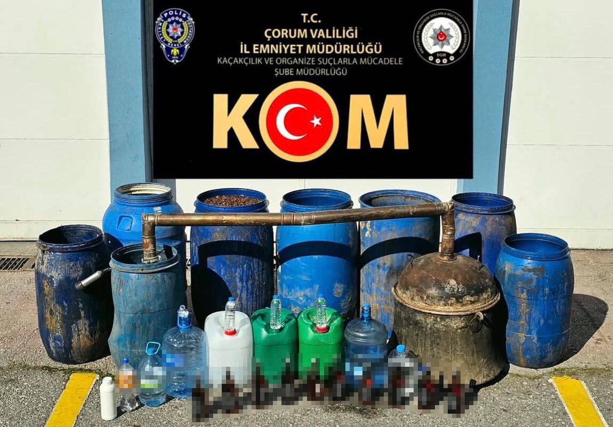 Çorum'da 4 adrese düzenlenen kaçak alkol operasyonunda 2 şüpheli gözaltına alındı