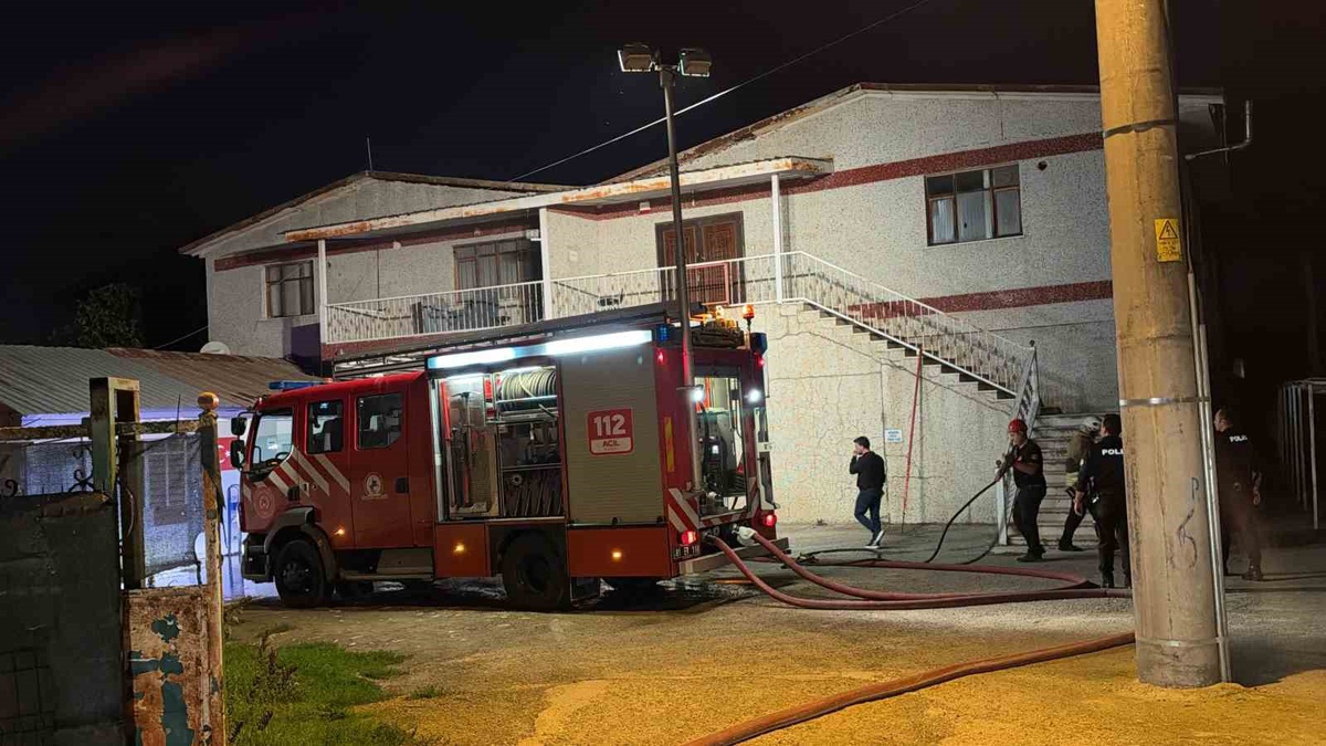Düzce'de konfeksiyon atölyesinde elektrik panosundan çıkan yangın söndürüldü