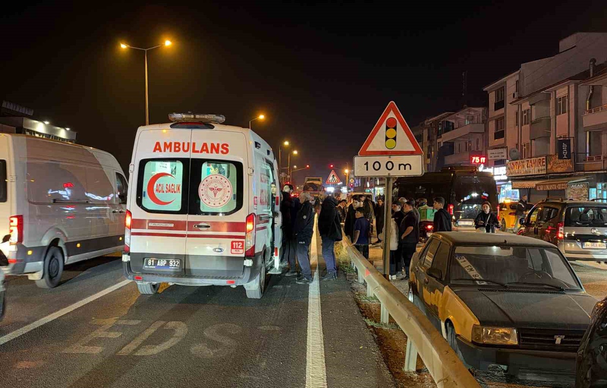 Düzce'de motosiklet ile otomobil çarpıştı, Beyciler Kavşağı'nda 1 kişi yaralandı