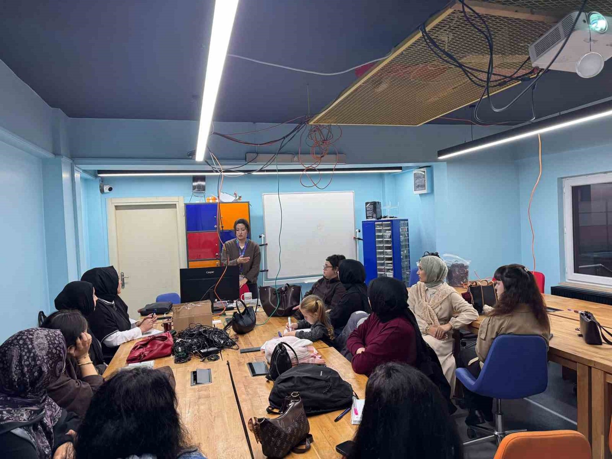 Düzce Gençlik Merkezinde yapay zeka eğitimi alan gençler e-sınava girdi
