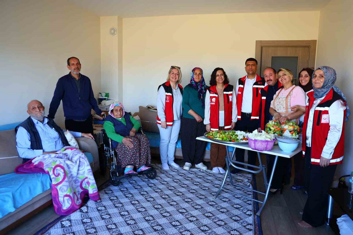 Elazığ'da gönüllüler 84 yaşındaki Özbay çiftine kışlık hazırlıkta yardım etti