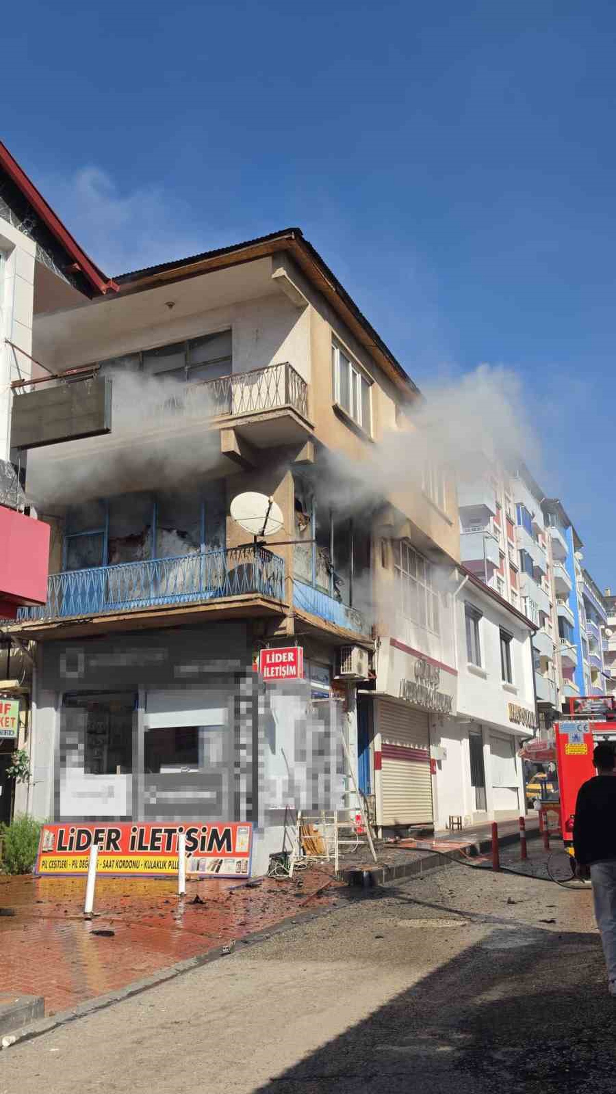 Elazığ Karakoçan'da oyuncak deposundaki yangın itfaiye müdahalesiyle söndürüldü