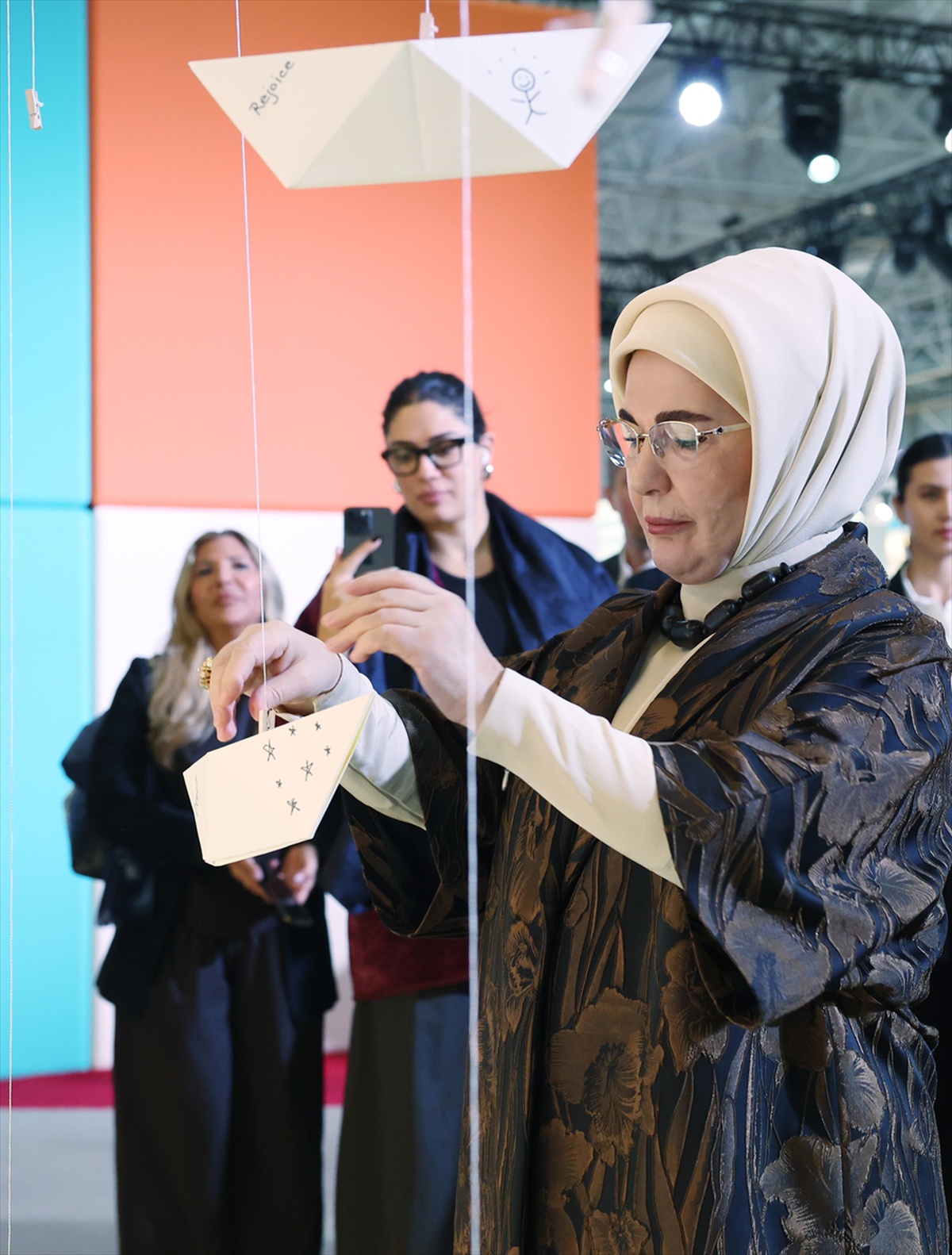 Emine Erdoğan, Özbekistan'da düzenlenen zirve kapsamında açılan sergiyi ziyaret etti