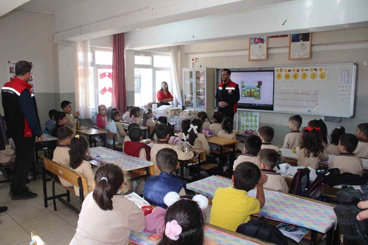 Erzincan'da Mamahatun 17 Şubat İlkokulunda öğrencilere organik tarım eğitimi verildi