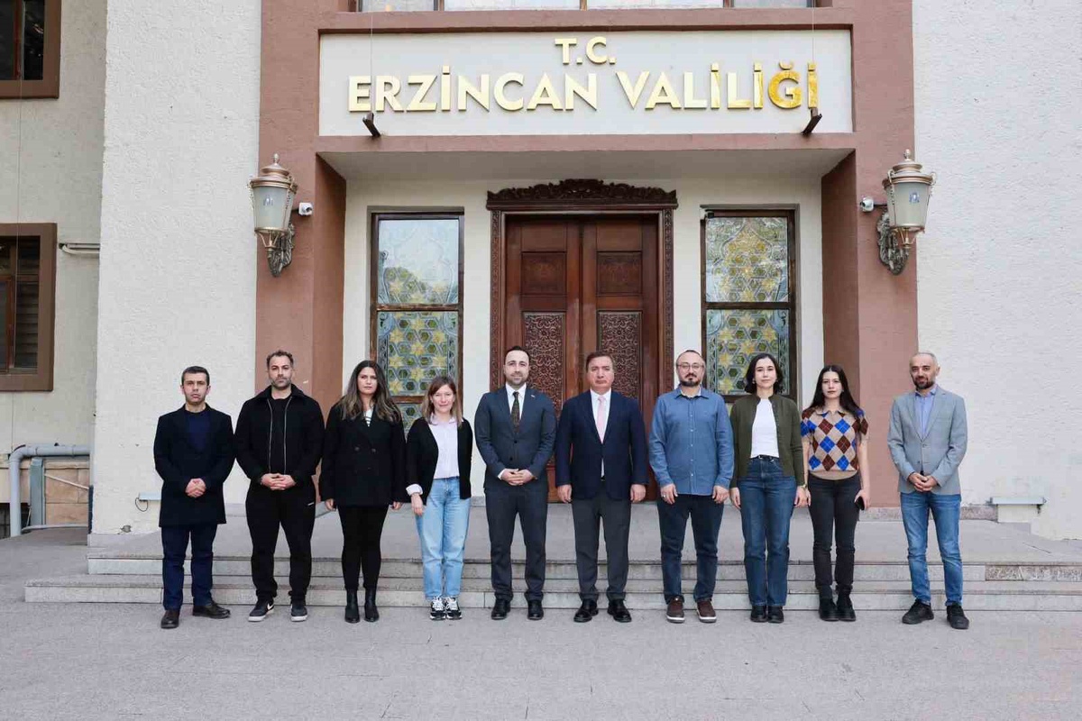 Vali Aydoğdu, eğitim vermek için Erzincan'a gelen iletişim heyetiyle görüştü