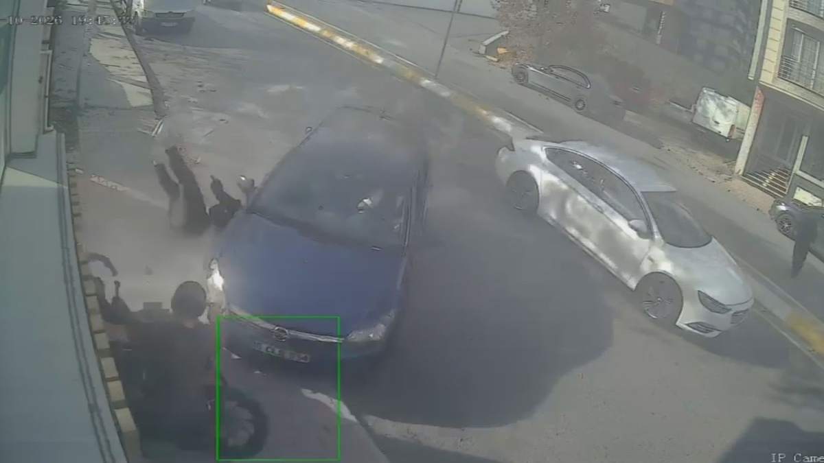 Esenyurt'ta otomobil motosiklete ve yayaya çarptı, 2 kişi ağır yaralandı