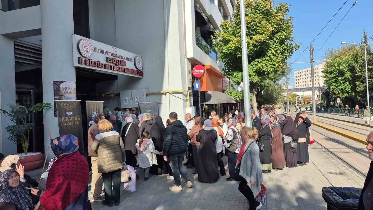 Eskişehir'de 150'nin üzerinde kutsal emanetin yer aldığı sergi yoğun ilgi gördü