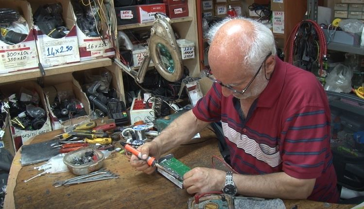 Eskişehir'de 18 yıllık tamirci, elektrikli bisiklet ve scooterlarda parça sıkıntısını anlattı