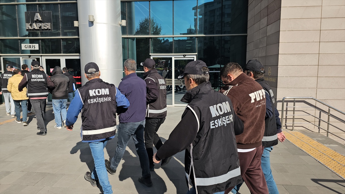 Eskişehir'deki tefecilik operasyonunda gözaltına alınan 5 şüpheliden 2'si tutuklandı
