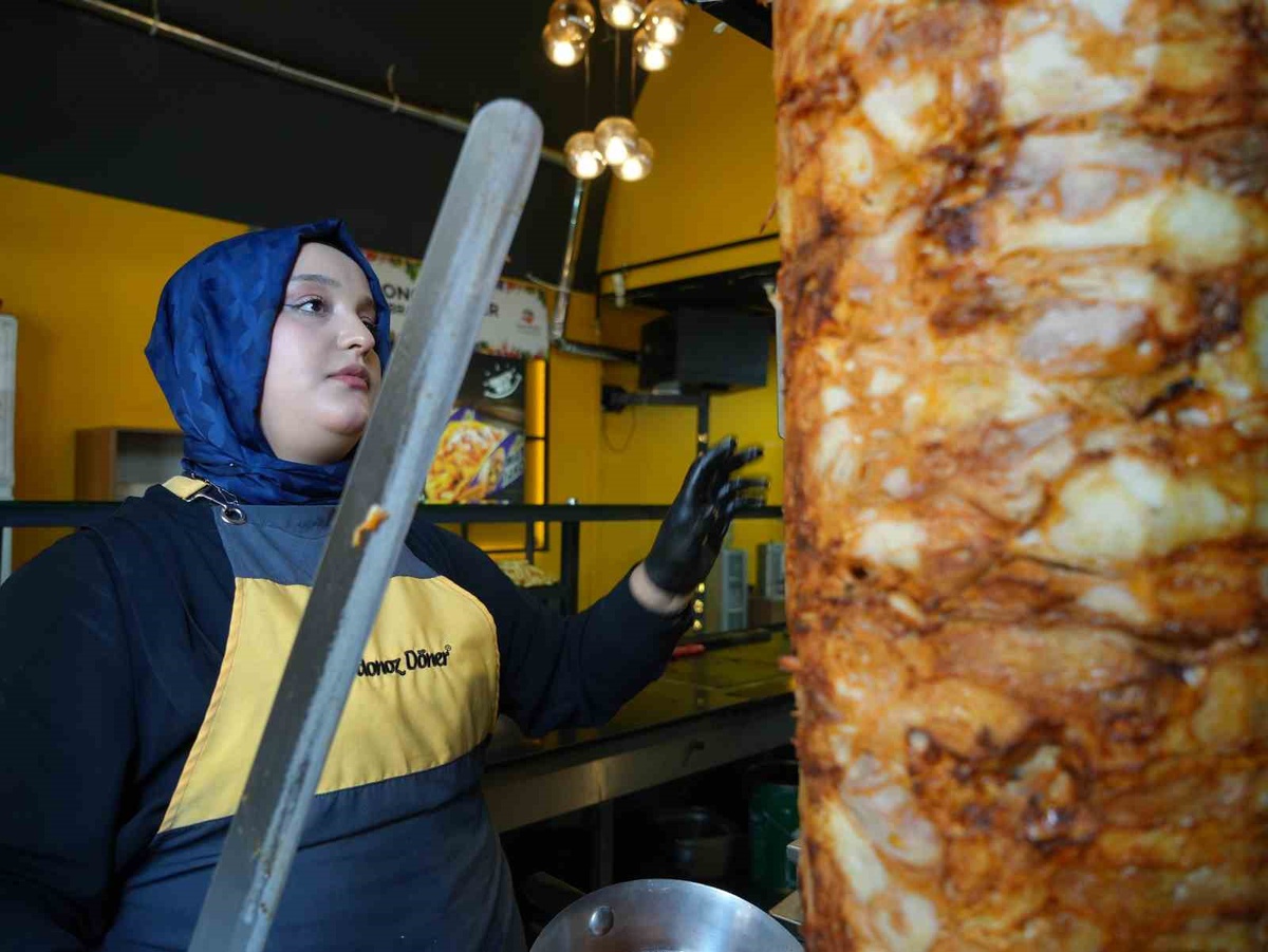 Gaziantep'te 15 yaşında komiliğe başlayan Gizem, 20 yaşında döner ustası oldu