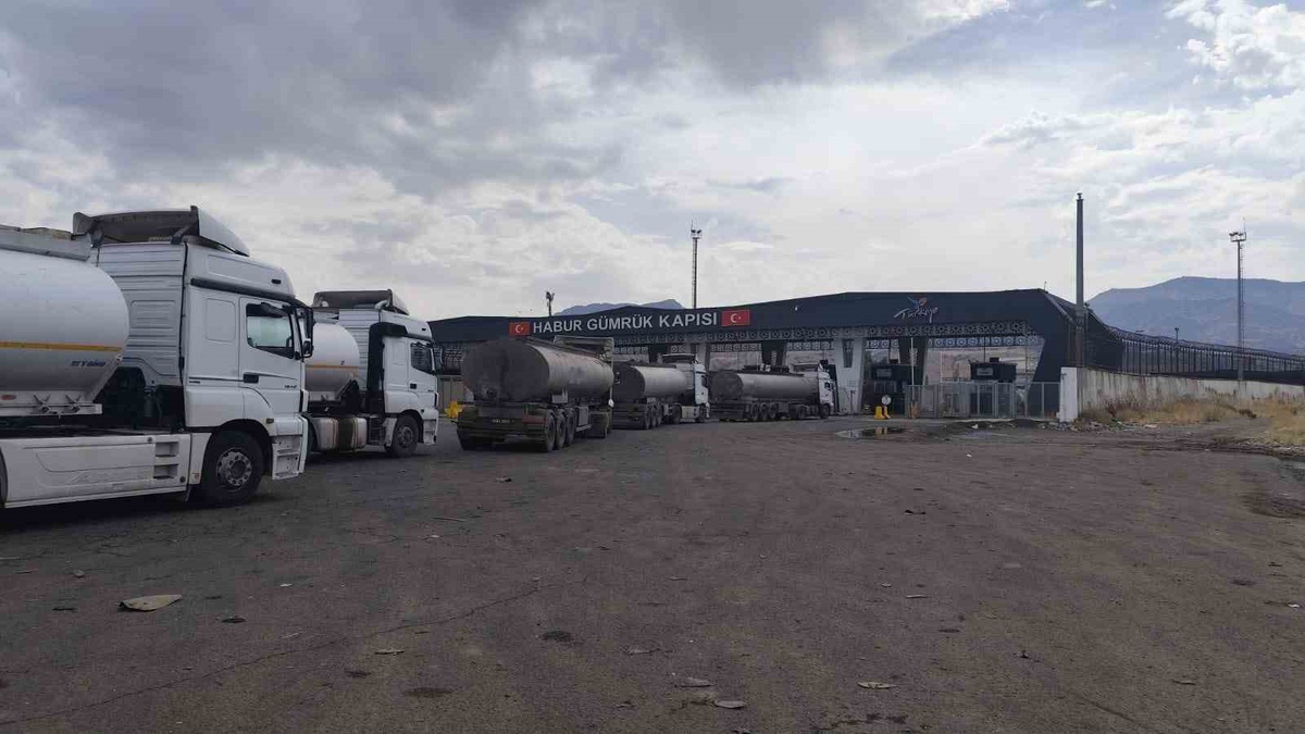 Habur'da tır şoförleri 1000 lira ödedikleri parktan çıkarılmaya tepki gösterdi