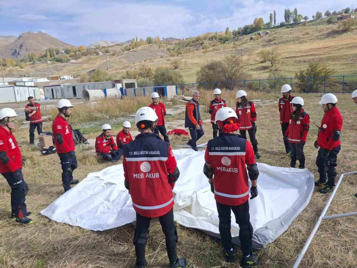 Hakkari AFAD, MEB AKUB ekibine afetlerde acil barınma eğitimi verdi
