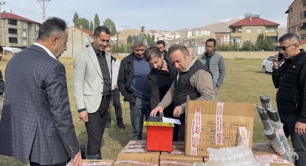 Hakkari Yüksekova'da 30 arıcıya yüzde 75 hibeli elektrikli çit dağıtıldı