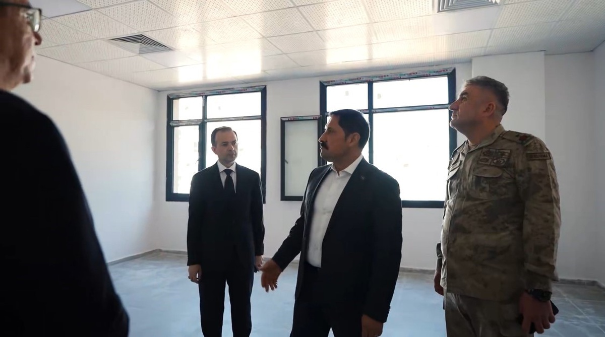 Hatay Valisi Masatlı Payas'ta 200 yataklı pansiyonu ve halk eğitim merkezini inceledi