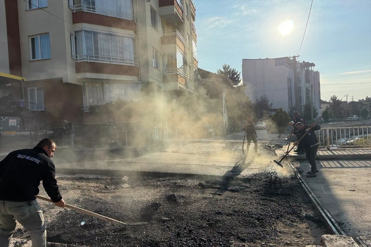 İskilip Belediyesi, TEDAŞ'ın 2027 programı dışındaki yollara 2 bin ton asfalt serdi