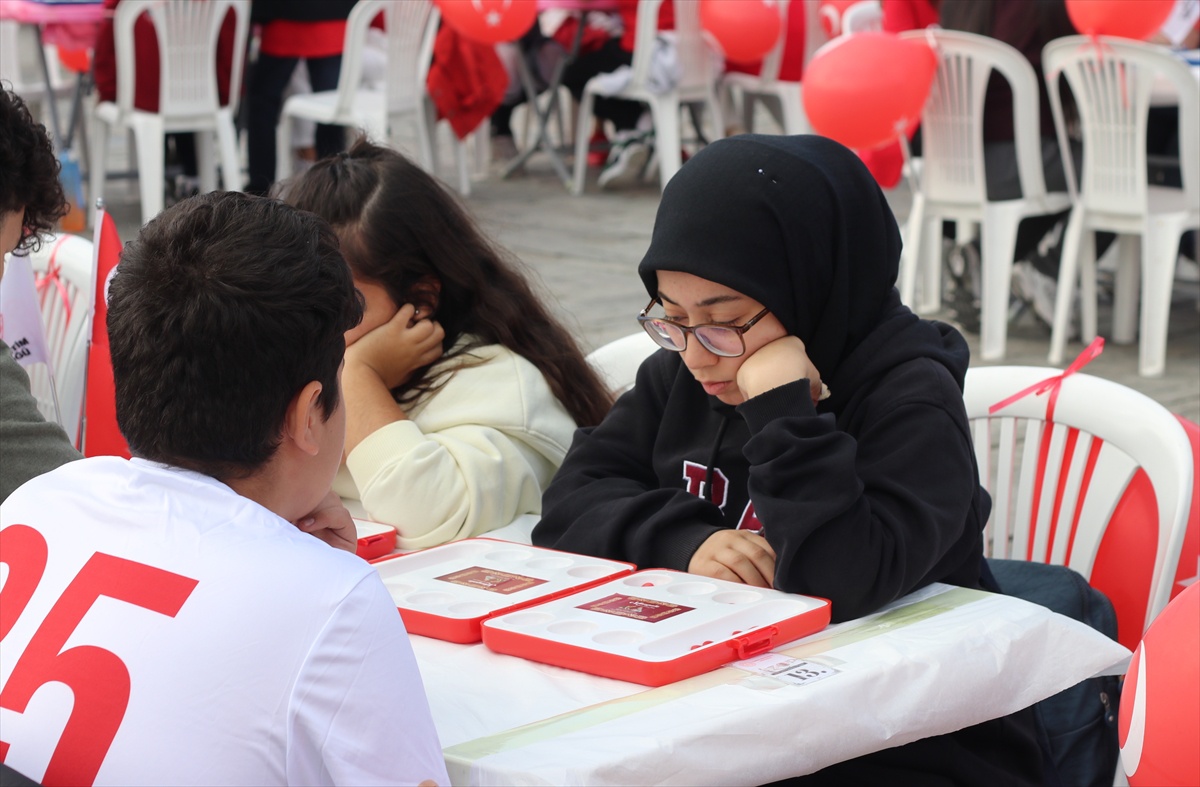 İzmir'de zeka oyunları turnuvası finalinde 180 öğrenci mangalada yarıştı