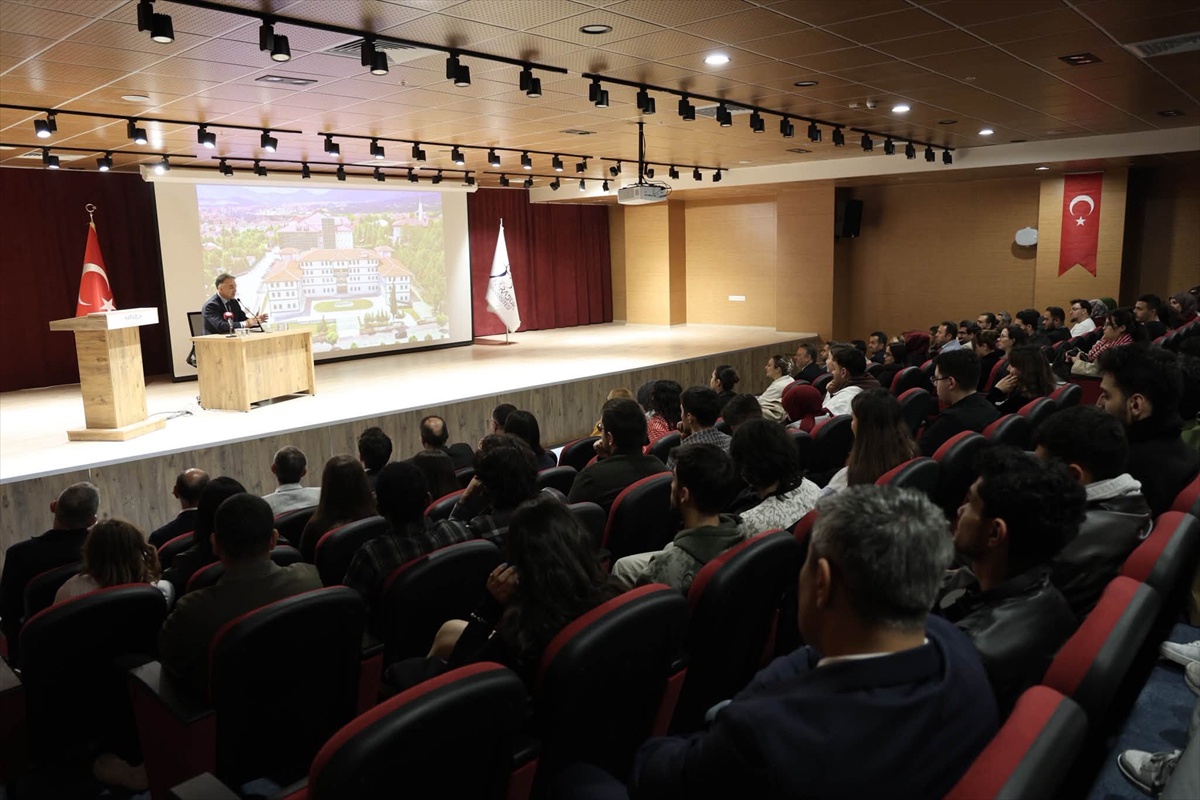 Karabük Valisi Çağatay, iletişim fakültesi öğrencileriyle deneyimlerini paylaştı