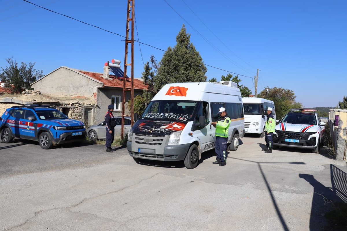 Karaman'da jandarma okul çevrelerinde 597 servis aracını denetledi