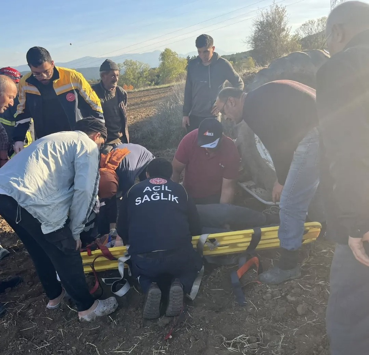 Kastamonu Yukarı Elyakut'ta traktör devrildi: Altında kalan sürücü yaralı