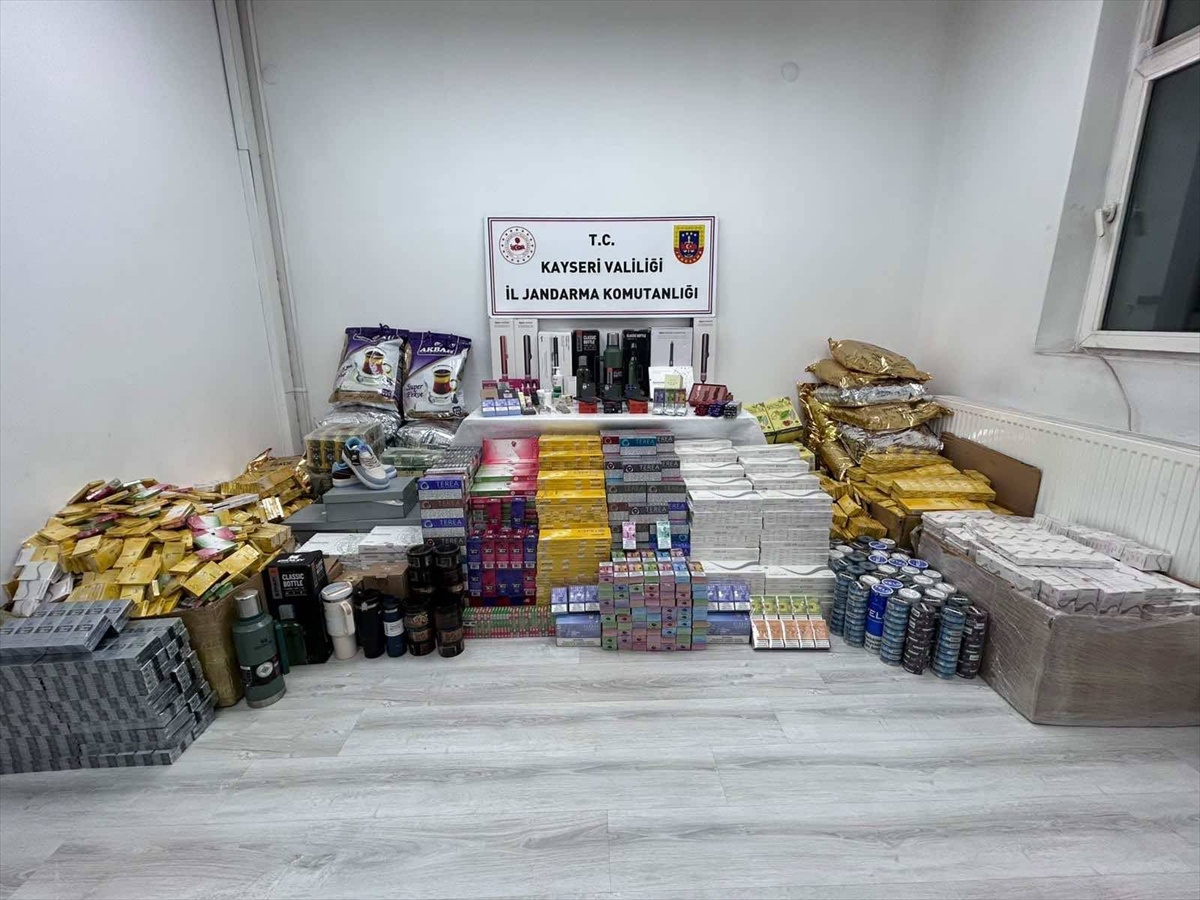 Kayseri-Malatya yolunda 2 araçta kaçak sigara ele geçirildi, 2 şüpheli gözaltında