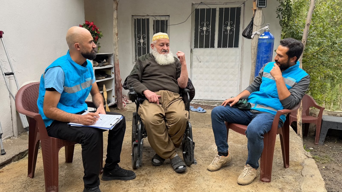 Kazakistanlı Dr. Seyfeddin, Hakkari Derecik'te 96 hastaya evde şifa veriyor