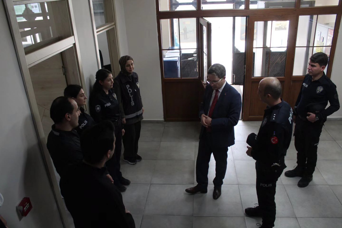 Kemaliye Kaymakamı Arıkan, İlçe Emniyet Amirliğini ziyaret ederek çalışmaları inceledi