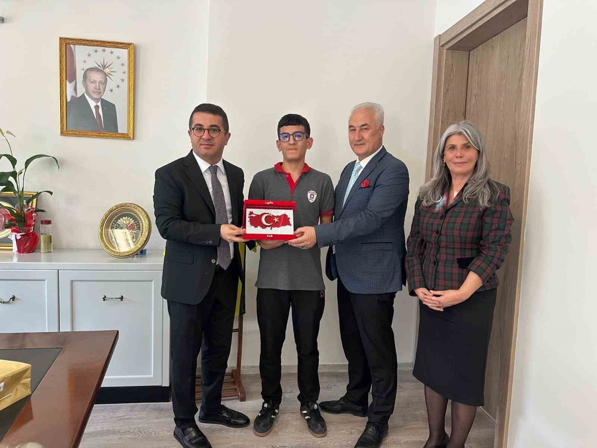 Kemalpaşa Kaymakamı, Türk bayrağını öpüp başına koyan öğrenciyi makamında kabul etti