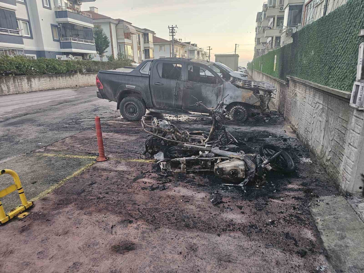 Kocaeli Başiskele'de park halindeki motosikletten çıkan yangında 3 araç hurdaya döndü