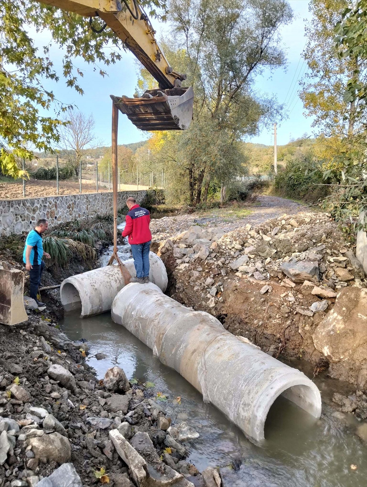 Kocaeli Büyükşehir Belediyesi sel nedeniyle kapanan dere geçiş yolunu açtı