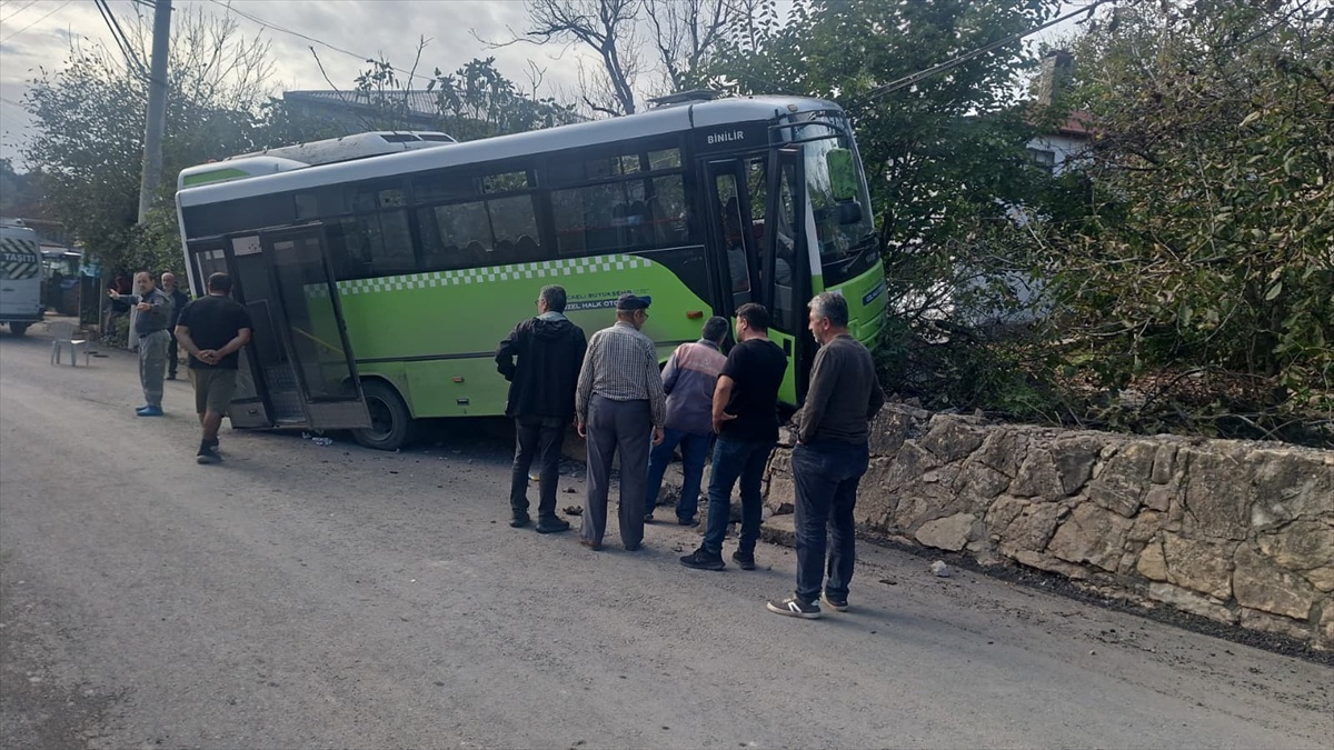 Kocaeli Gebze'de duvara çarpan özel halk midibüsündeki 10 yaralı hastaneye kaldırıldı