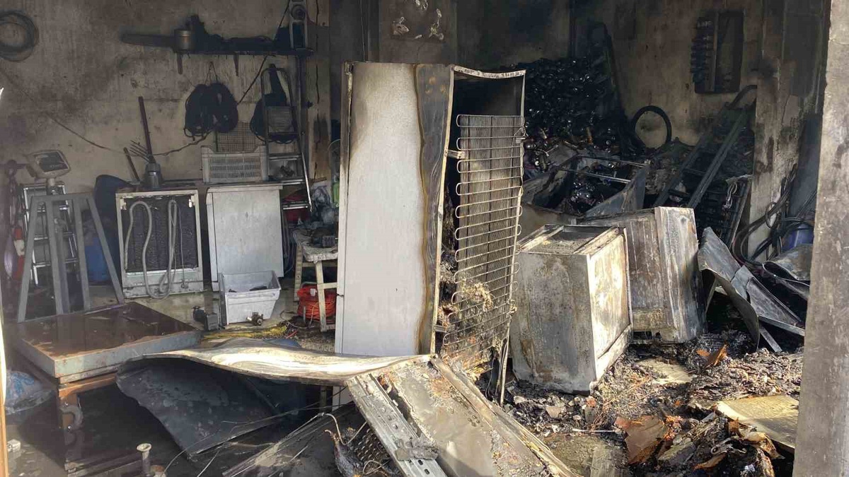 Kocaeli Körfez'de depo yangını 3 katlı binaya hasar verdi, 2 kişi hastaneye götürüldü