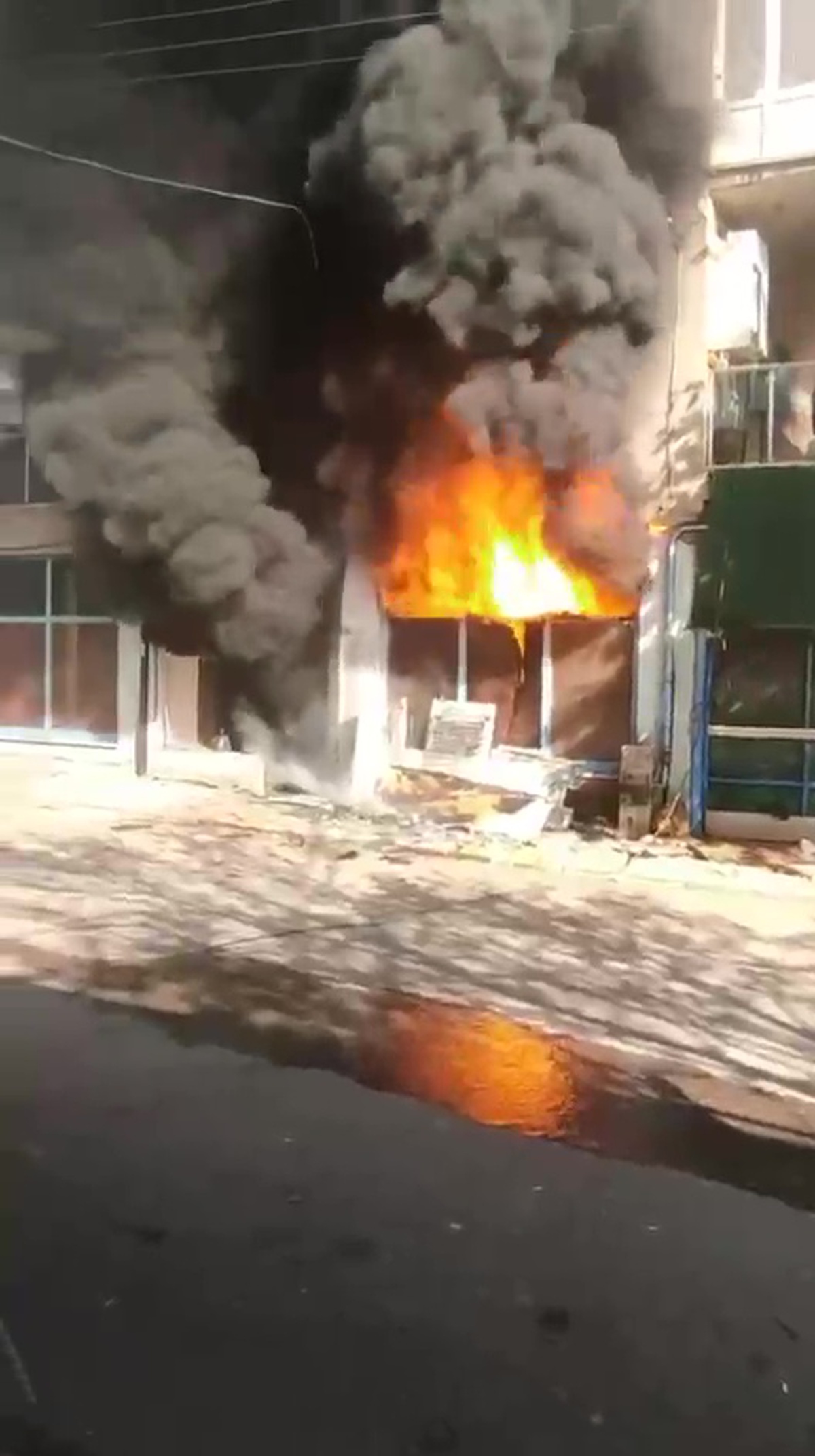 Kocaeli Körfez'de hurdacıda çıkan yangın 4 katlı binanın çatısına sıçradı