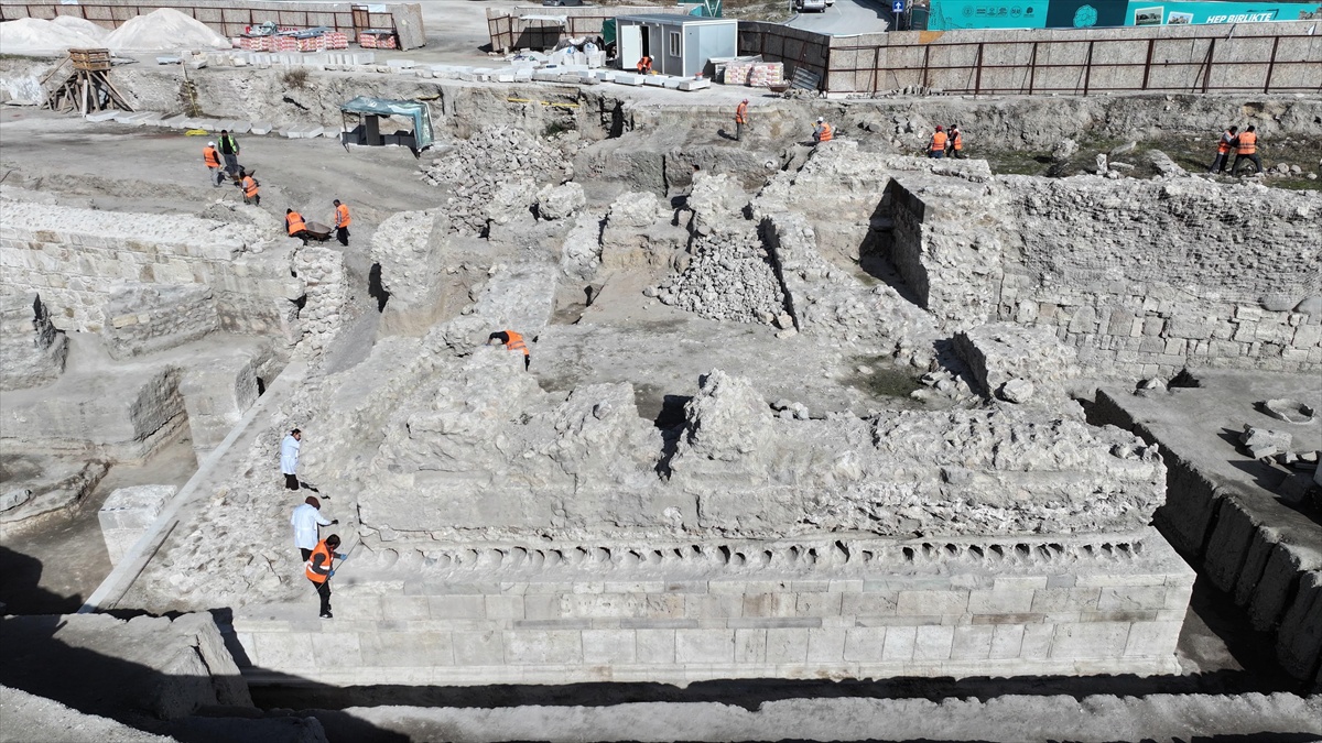 Konya'da Larende Kapısı kazısında yaklaşık 195 metrelik sur duvarı ortaya çıkarıldı