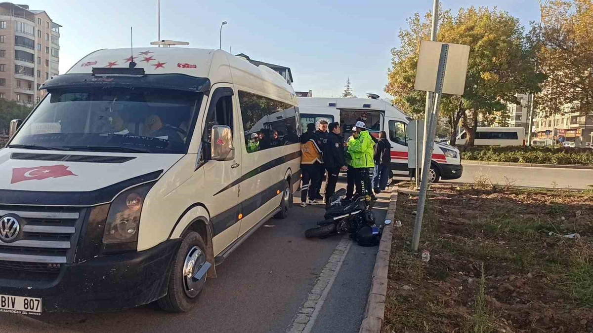 Konya Seydişehir'de minibüsle çarpışan motosikletin sürücüsü yaralandı