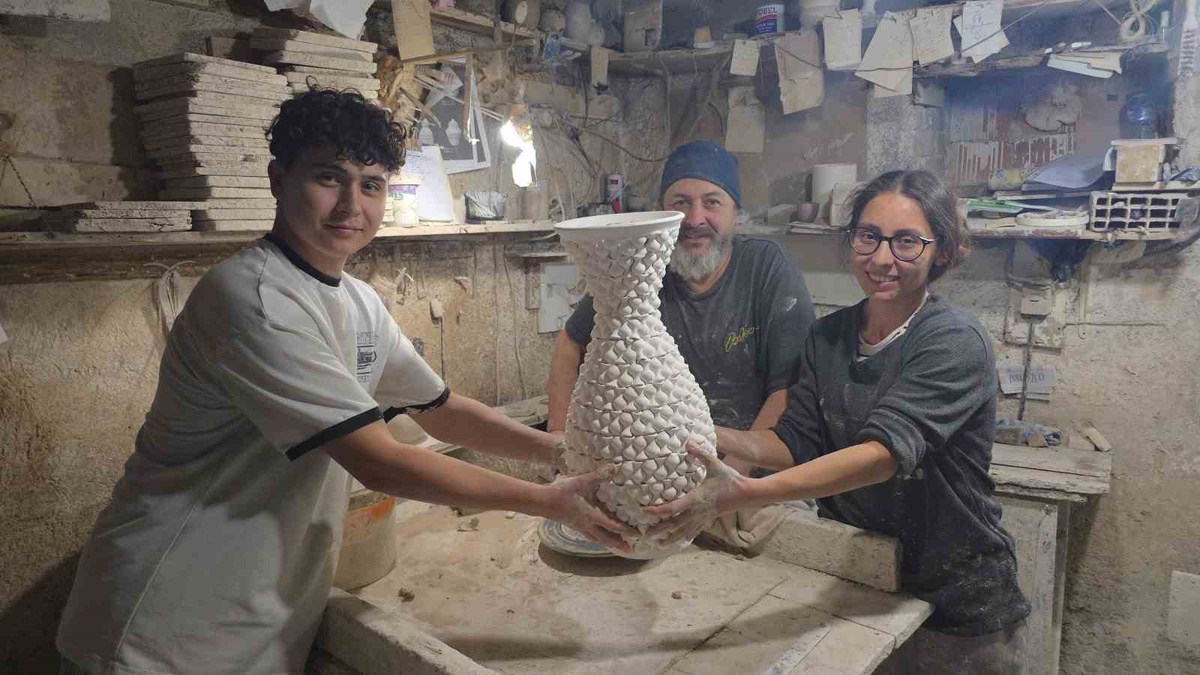 Kütahyalı çini ustası Mustafa Oruç, 500 minik vazodan 6 ayda büyük vazo yaptı