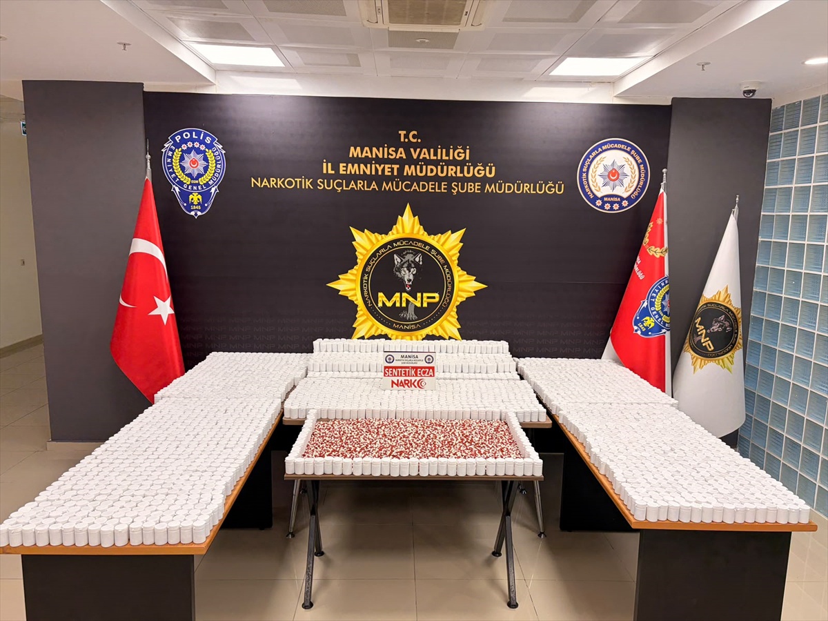 Manisa'da otomobilde 225 bin 960 sentetik hap bulundu, 2 şüpheli tutuklandı