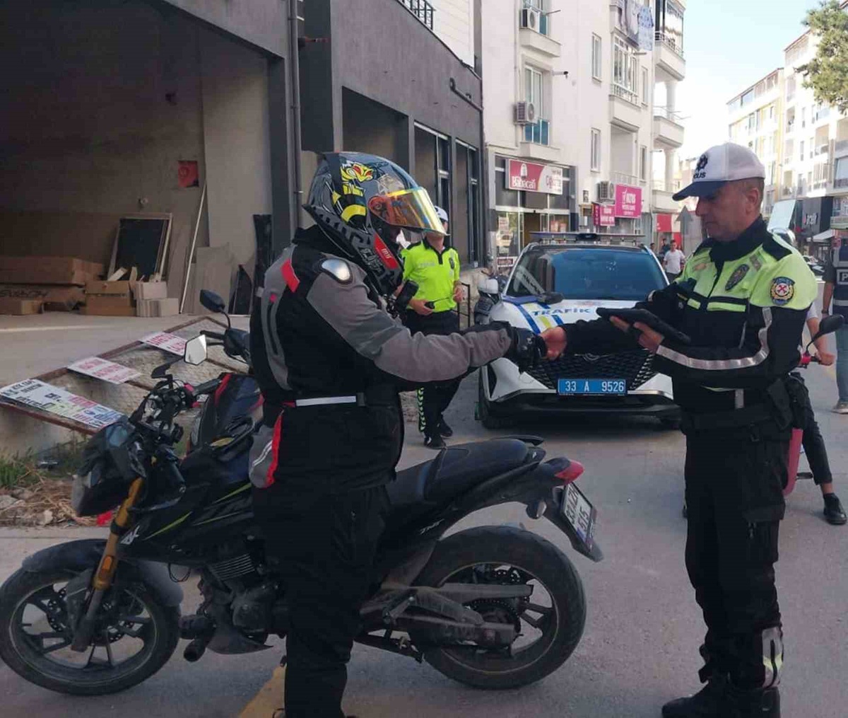 Mut'ta trafik ekipleri kural tanımayan sürücülere karşı denetimlerini artırdı