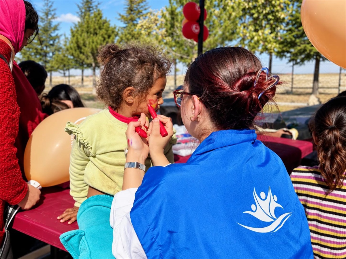 Niğde Konaklı'da mevsimlik tarım işçisi çocuklarına 'İyilik Var' şenliği yapıldı