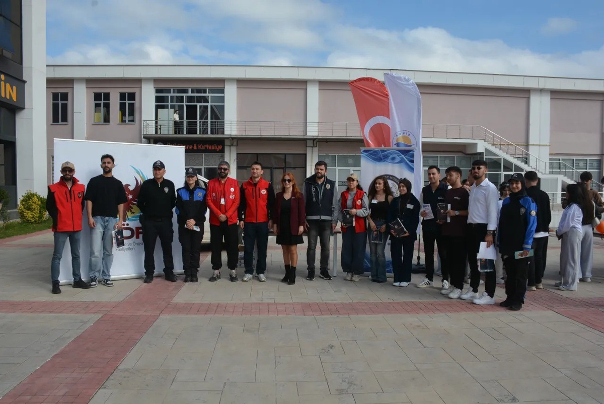 Sinop'ta polisten üniversite öğrencilerine dolandırıcılık ve siber suç uyarısı